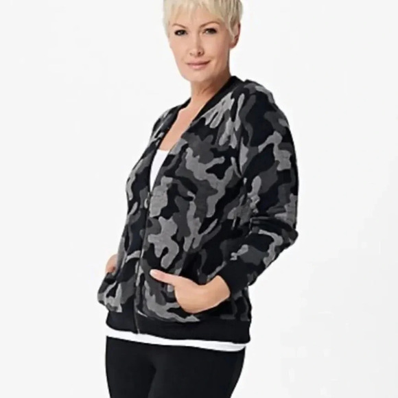 Barefoot Dreams Jackets & Blazers - Barefoot Dreams CozyChic Ultra Lite Camo Zip-Up Bomber Size Small